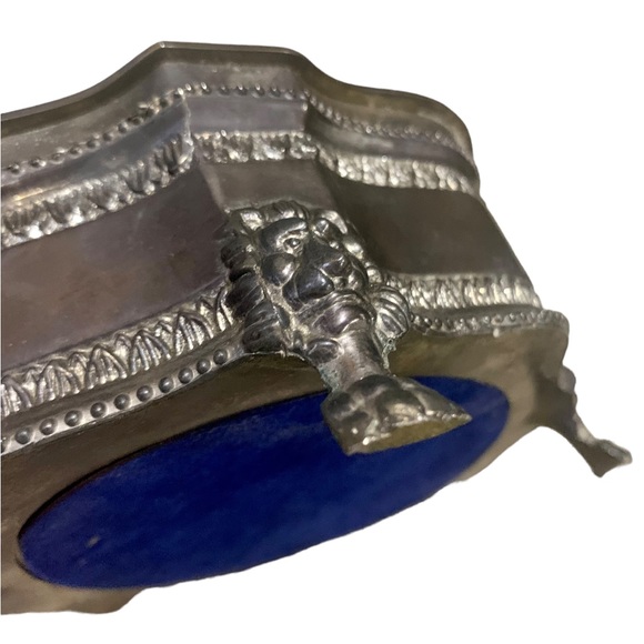 🚩SOLD🚩 Vintage Silver Plated Velvet Lined Repousse Box Lion Head Mounted Feet - Picture 4 of 15